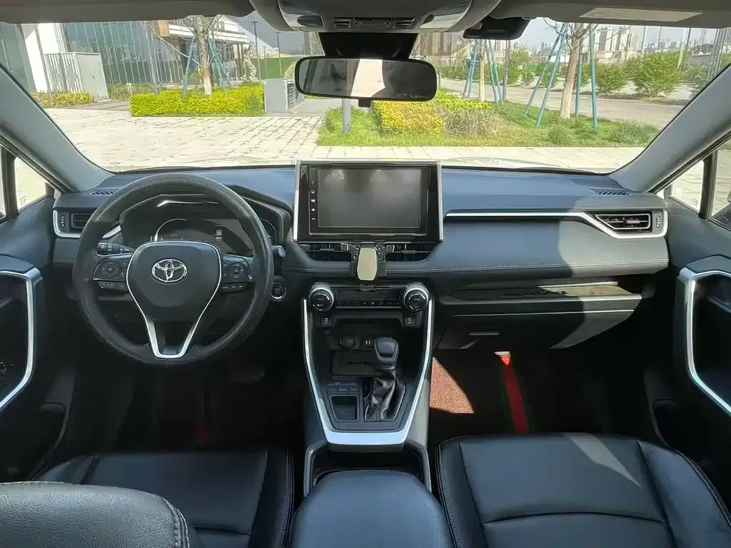 Toyota RAV4 — фото 4