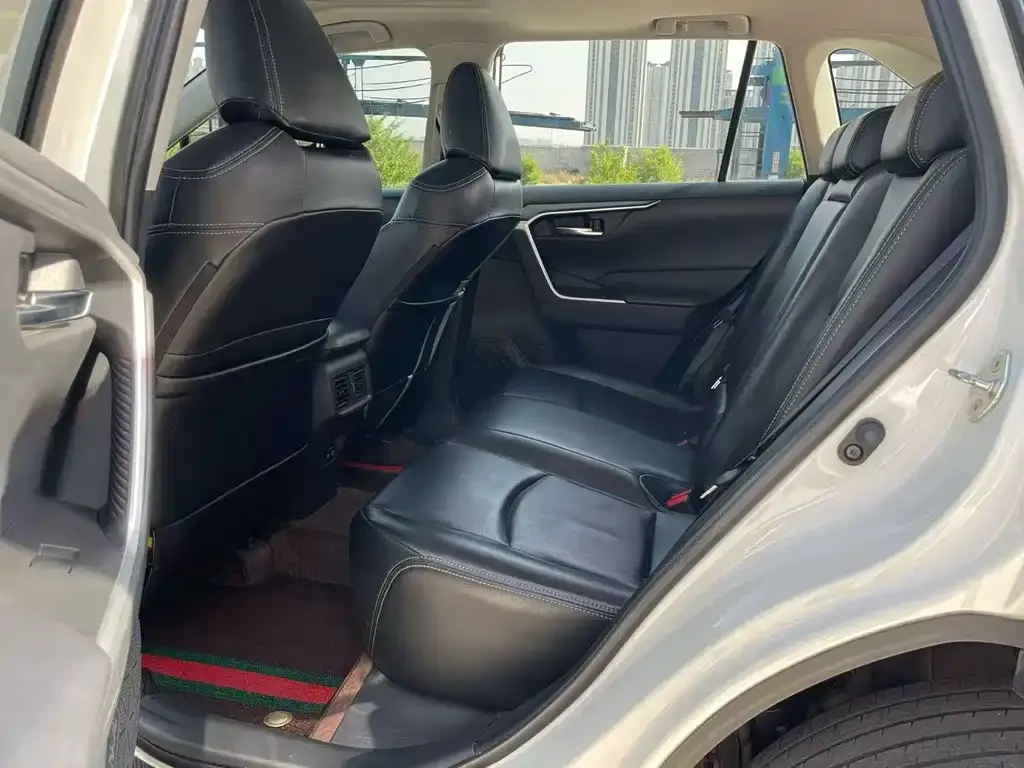 Toyota RAV4 — фото 8