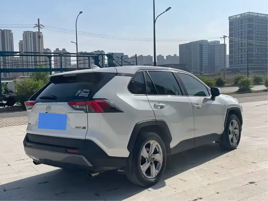 Toyota RAV4 — фото 3