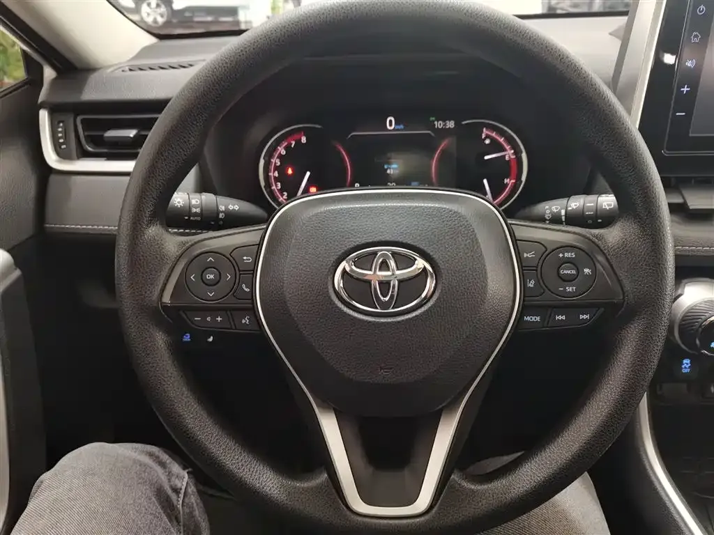 Toyota RAV4 — фото 10