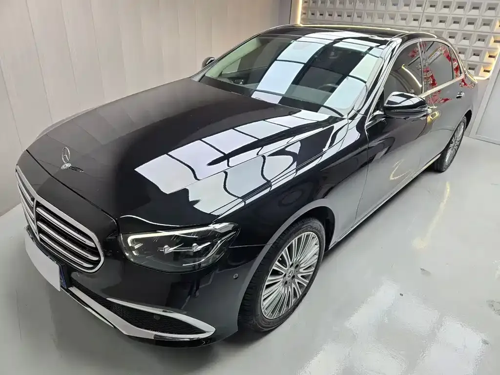 Mercedes-Benz E-Class — фото 1