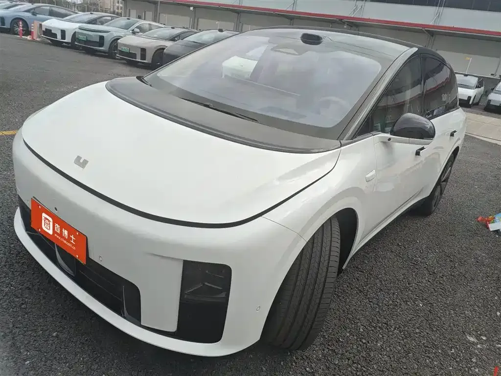 Li Auto i8 — фото 6