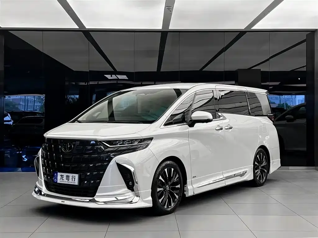 Toyota Alphard — фото 1