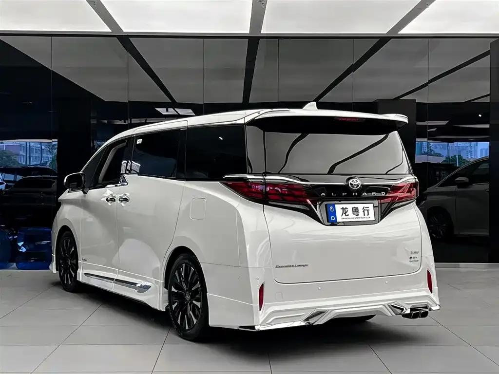 Toyota Alphard — фото 8