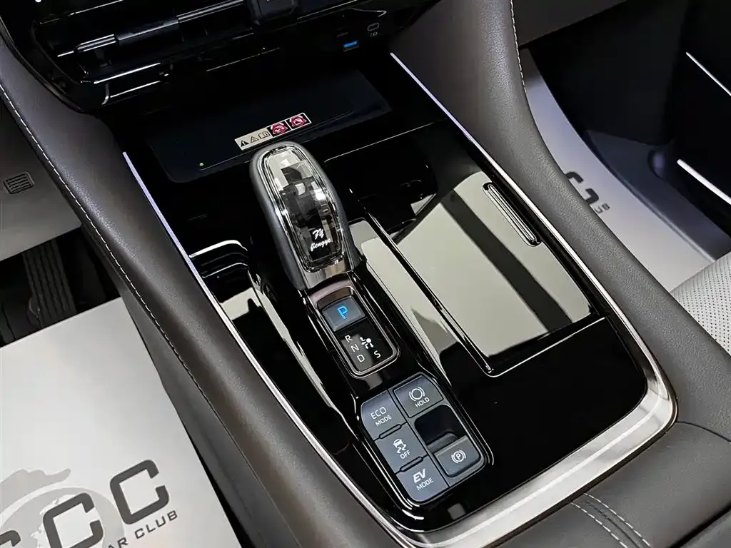 Toyota Alphard — фото 2