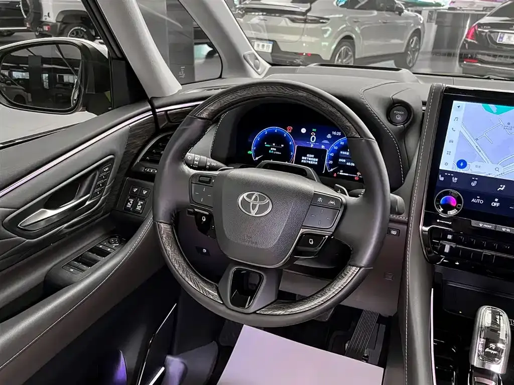 Toyota Alphard — фото 10
