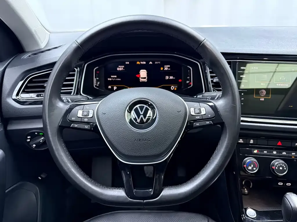 Volkswagen T-Roc — фото 7