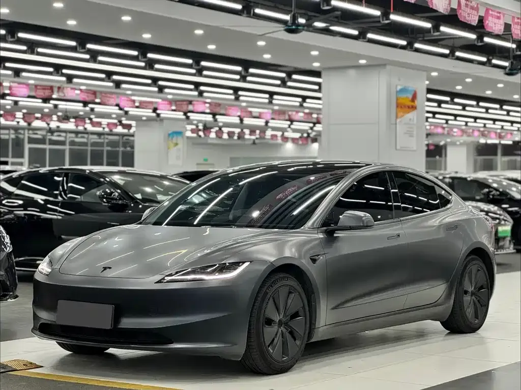 Tesla Model 3 — фото 1