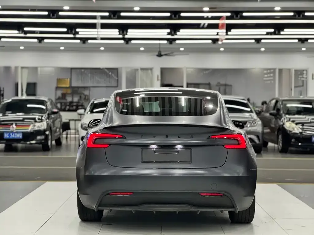 Tesla Model 3 — фото 2
