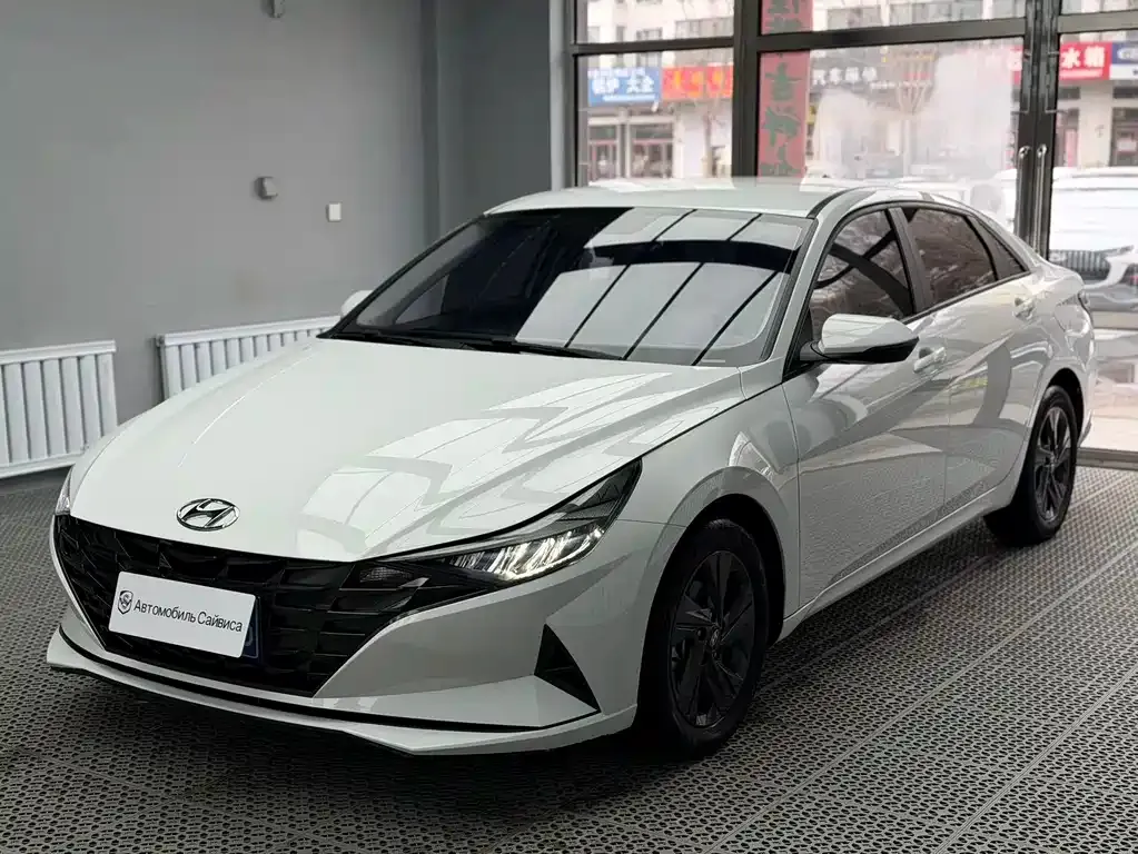 Hyundai Elantra — фото 1
