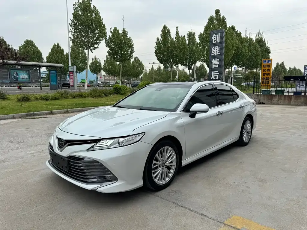 Toyota Camry — фото 1