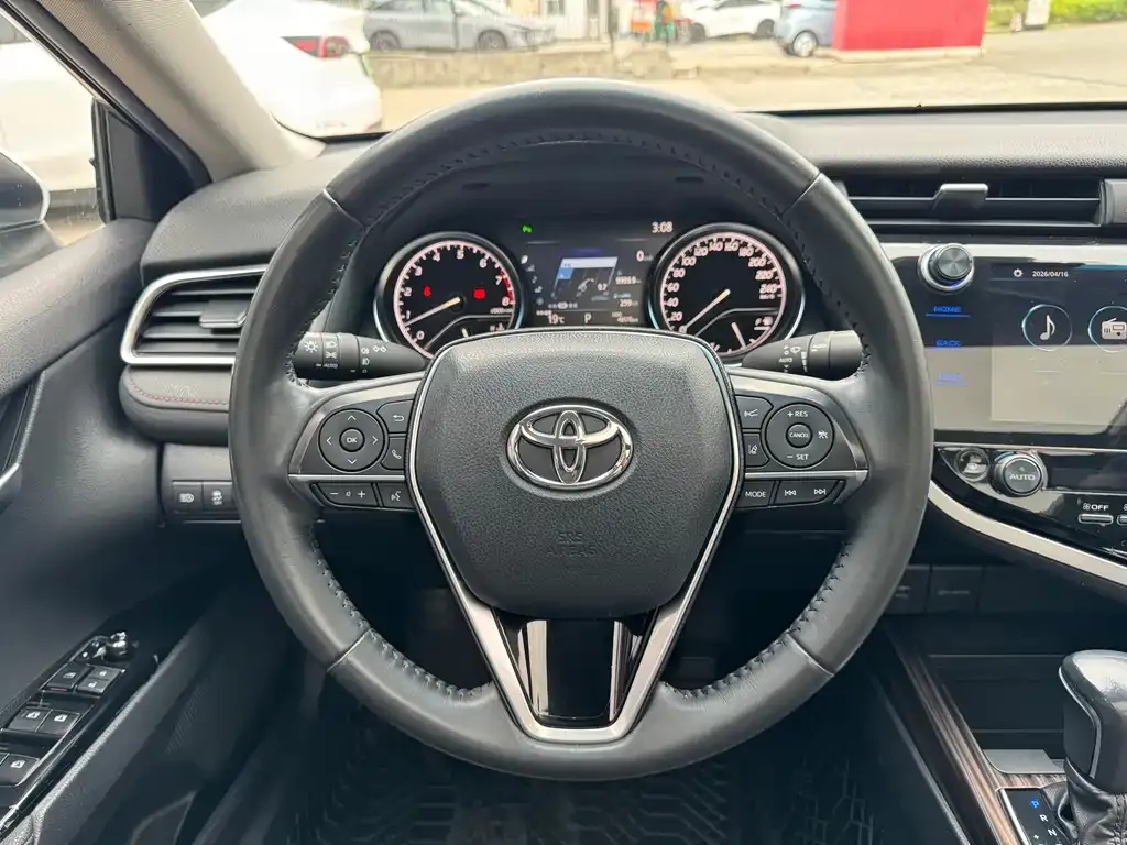 Toyota Camry — фото 5