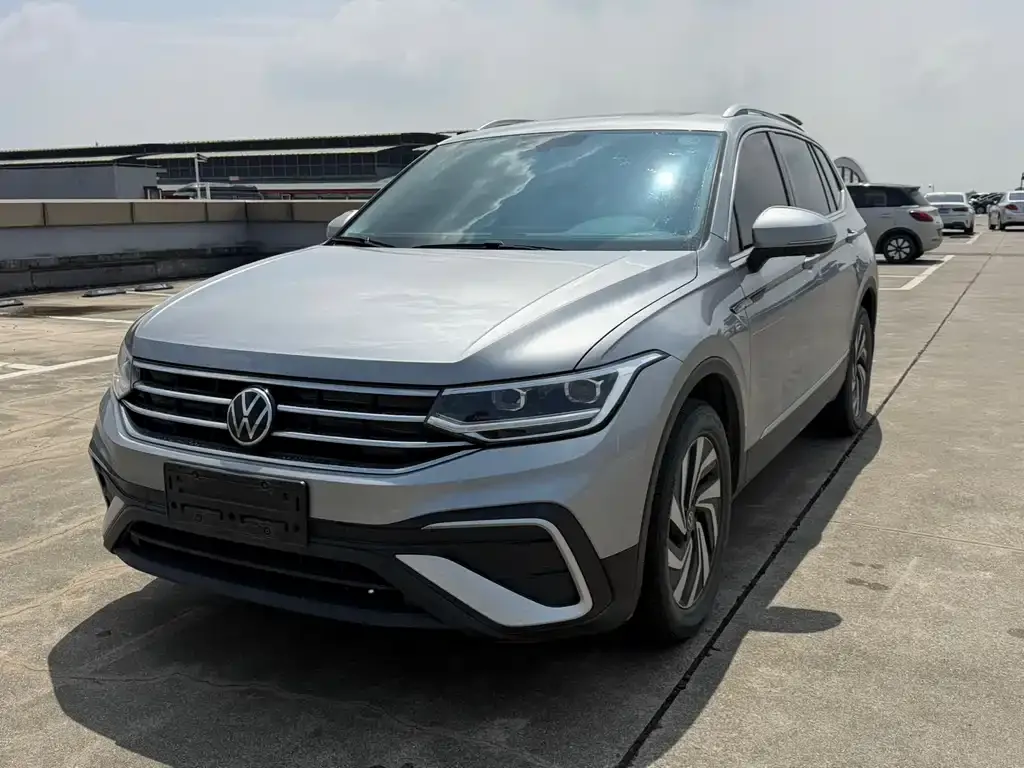 Volkswagen Tiguan L — фото 1