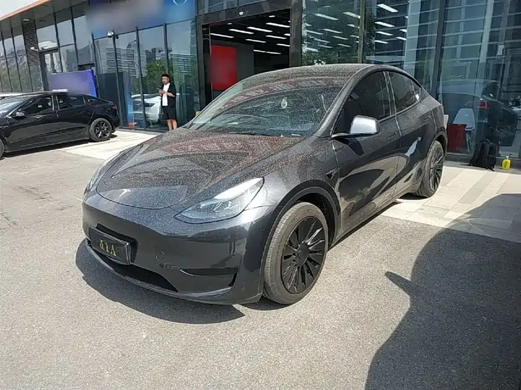 Tesla Model Y — фото 1