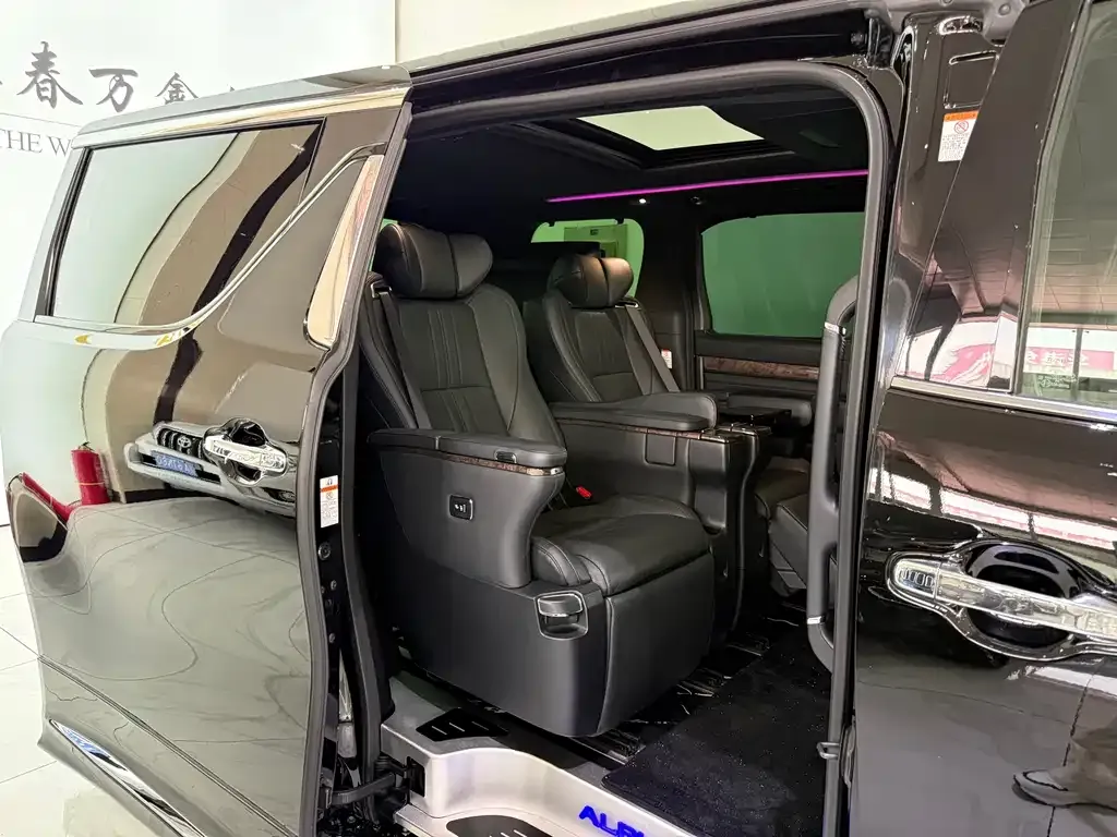 Toyota Alphard — фото 9