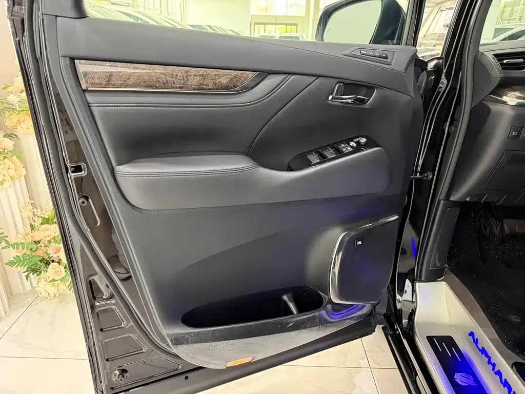 Toyota Alphard — фото 3
