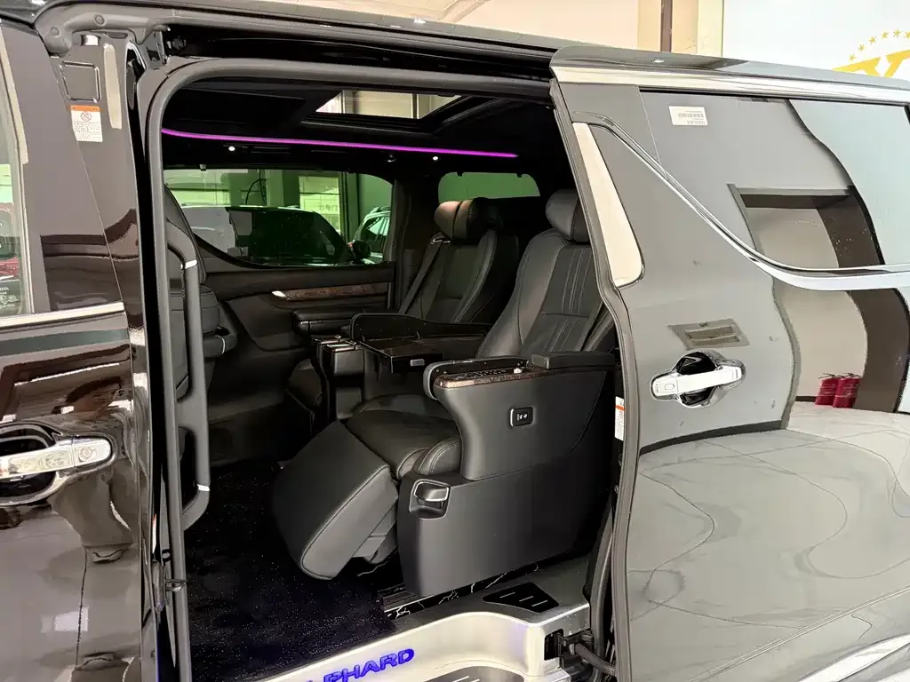 Toyota Alphard — фото 8
