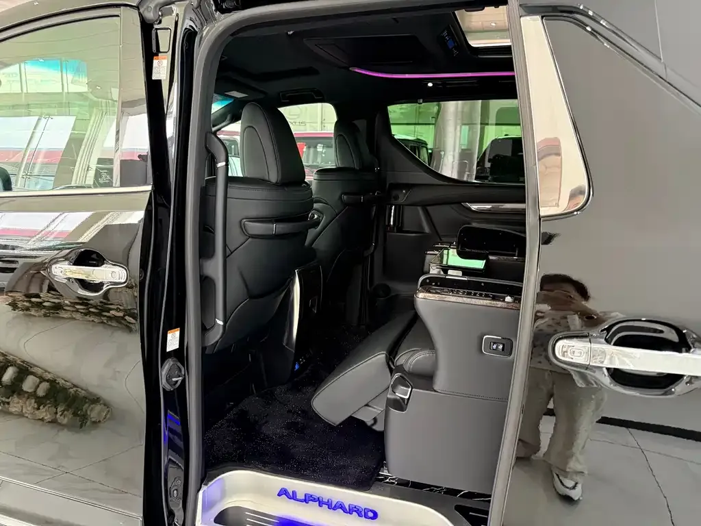 Toyota Alphard — фото 5