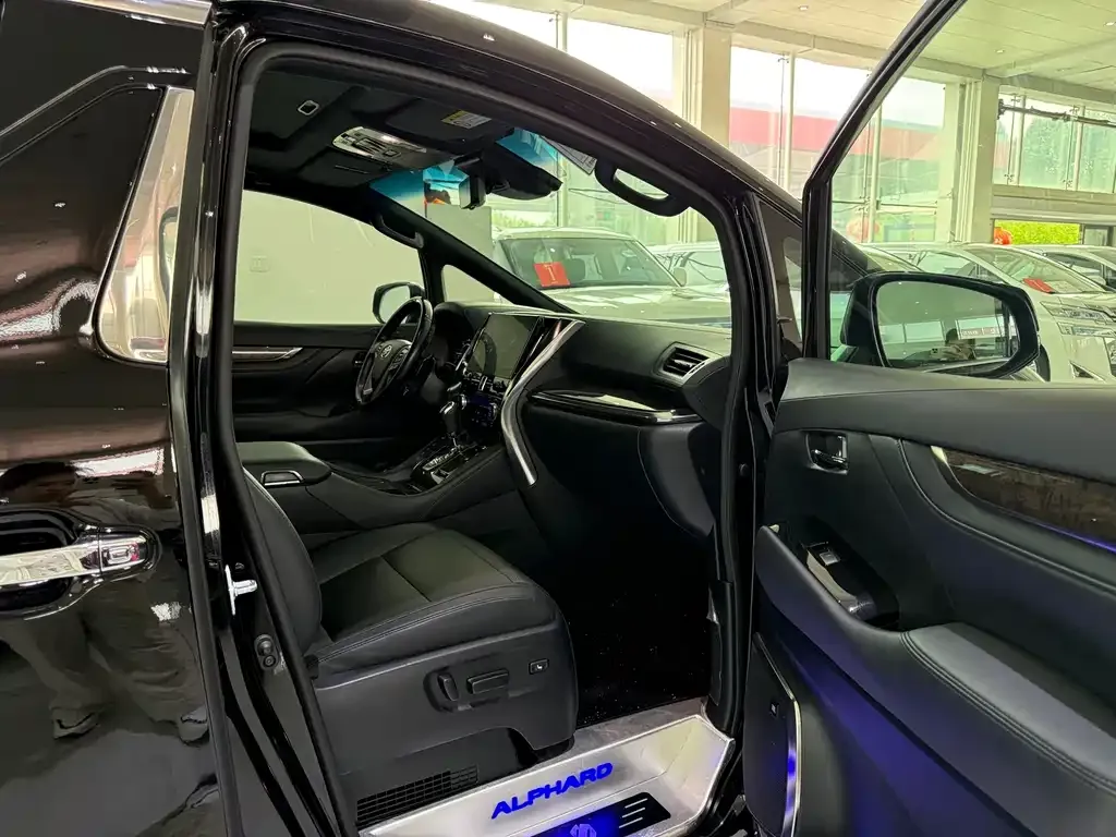 Toyota Alphard — фото 7