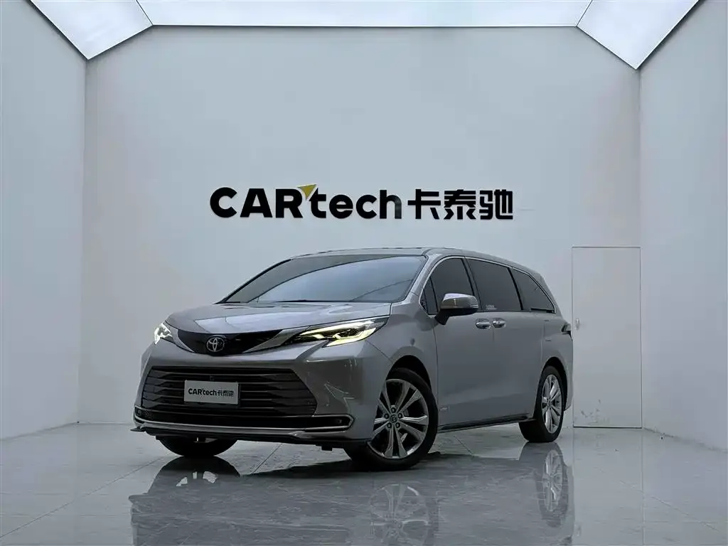 Toyota Sienna — фото 1