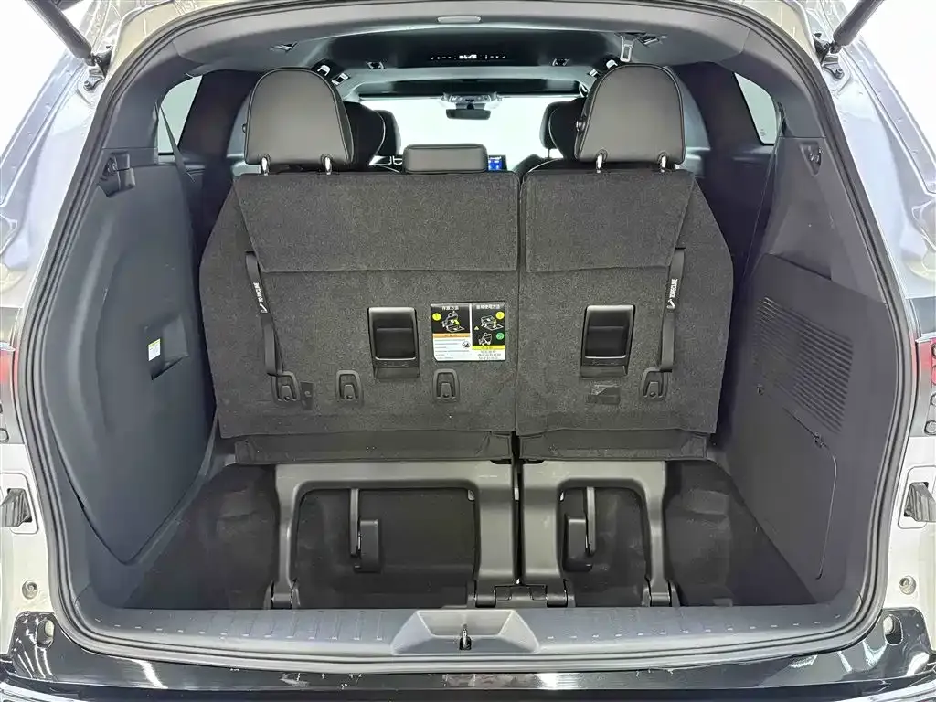 Toyota Sienna — фото 7