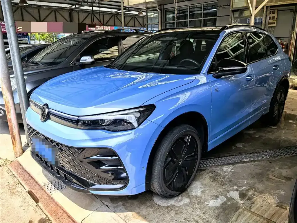 Volkswagen Tiguan L — фото 1