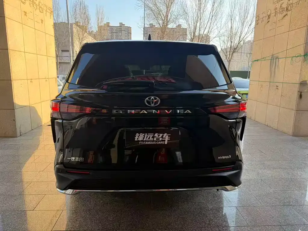 Toyota Granvia — фото 8