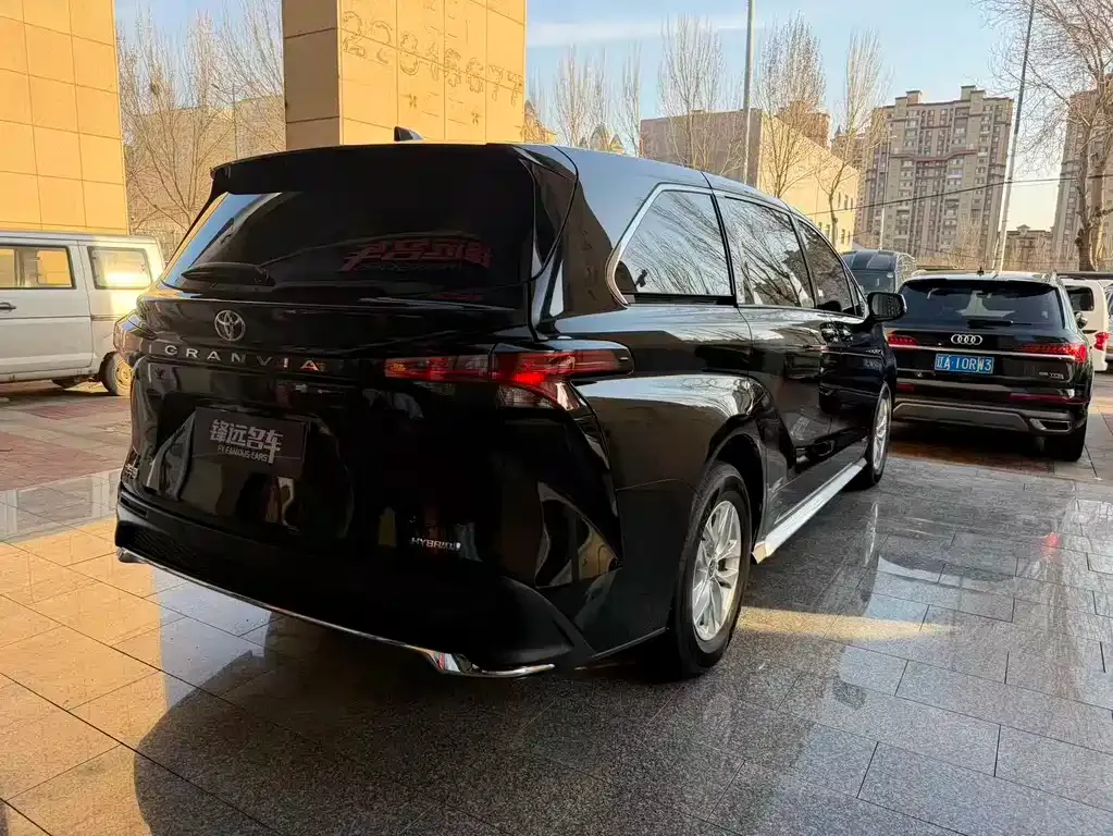 Toyota Granvia — фото 7