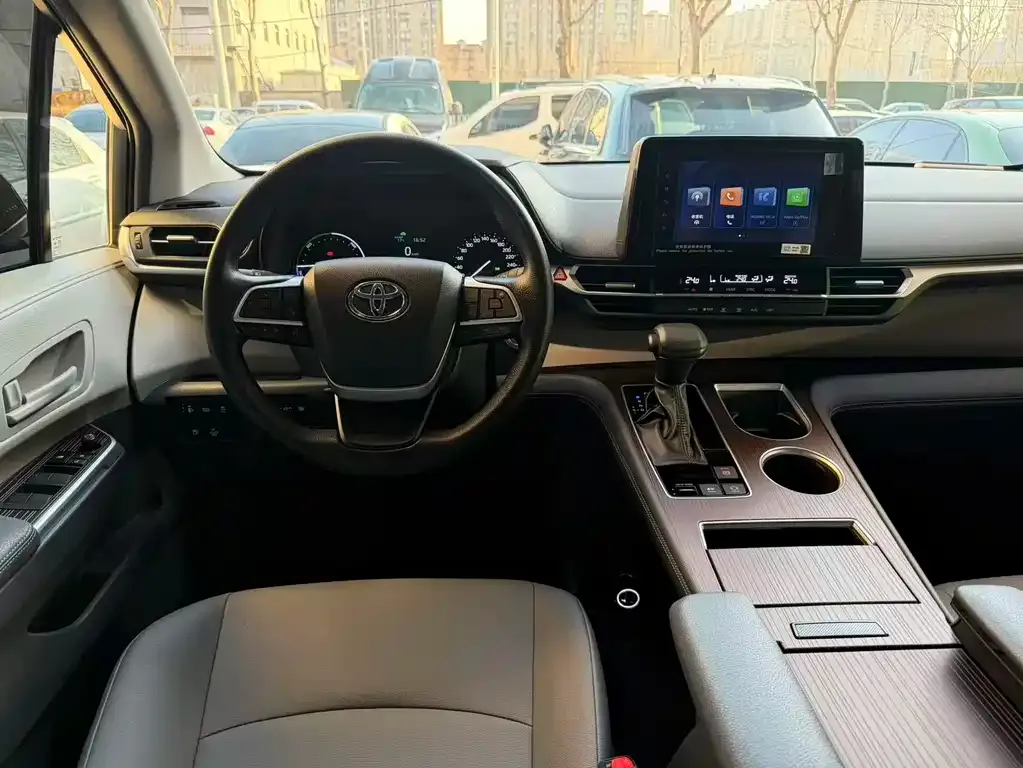 Toyota Granvia — фото 4