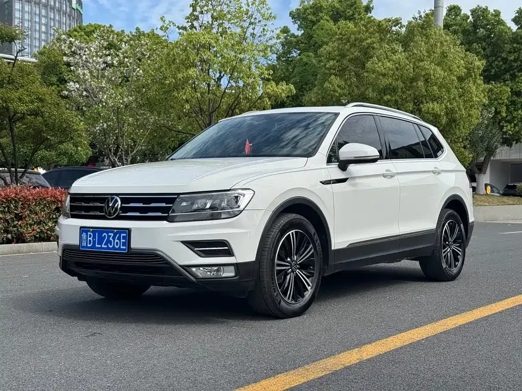 Volkswagen Tiguan L — фото 1
