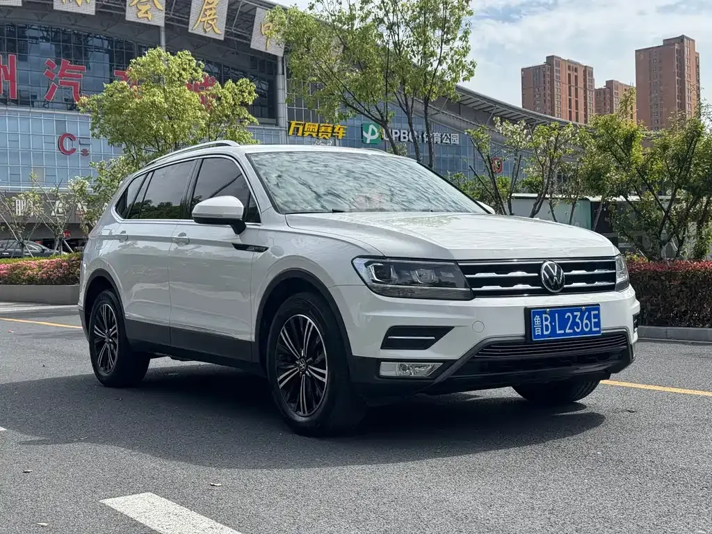 Volkswagen Tiguan L — фото 9