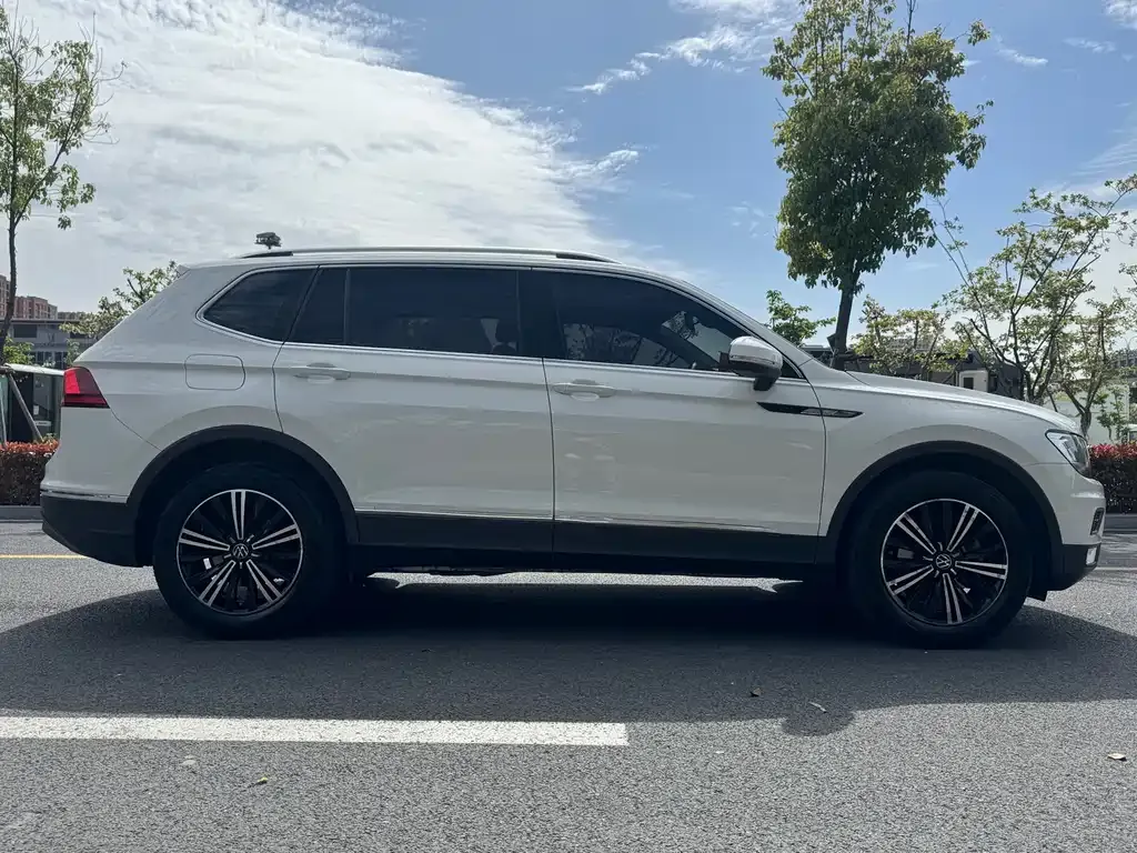 Volkswagen Tiguan L — фото 6