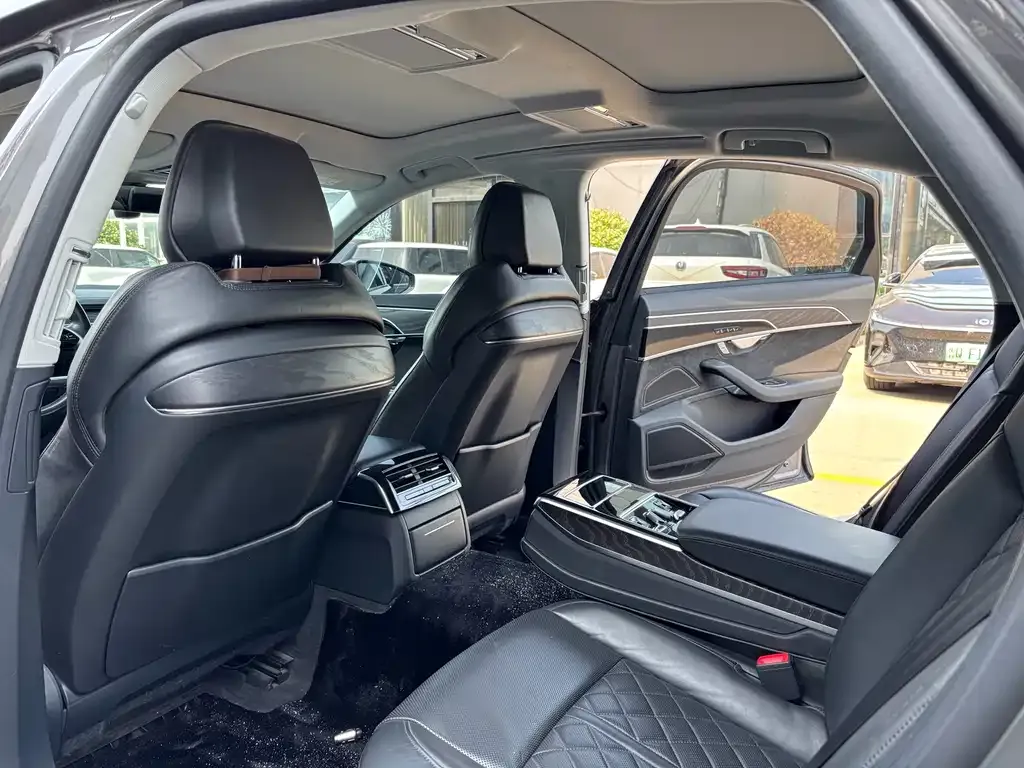 Audi A8 2021 из CN, фото 8