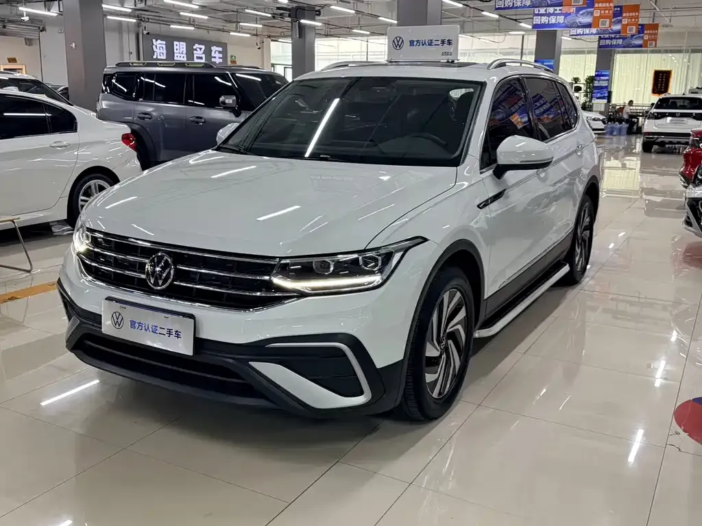 Volkswagen Tiguan L — фото 1