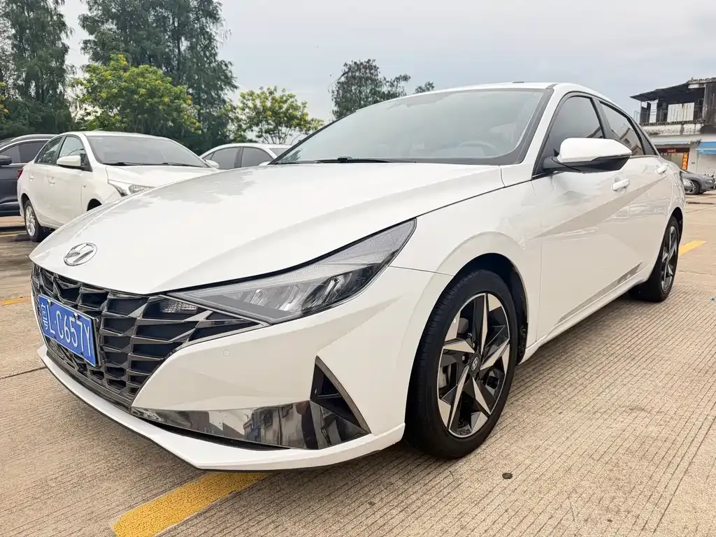 Hyundai Elantra — фото 1