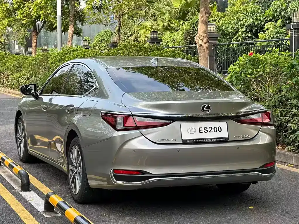 Lexus ES — фото 10