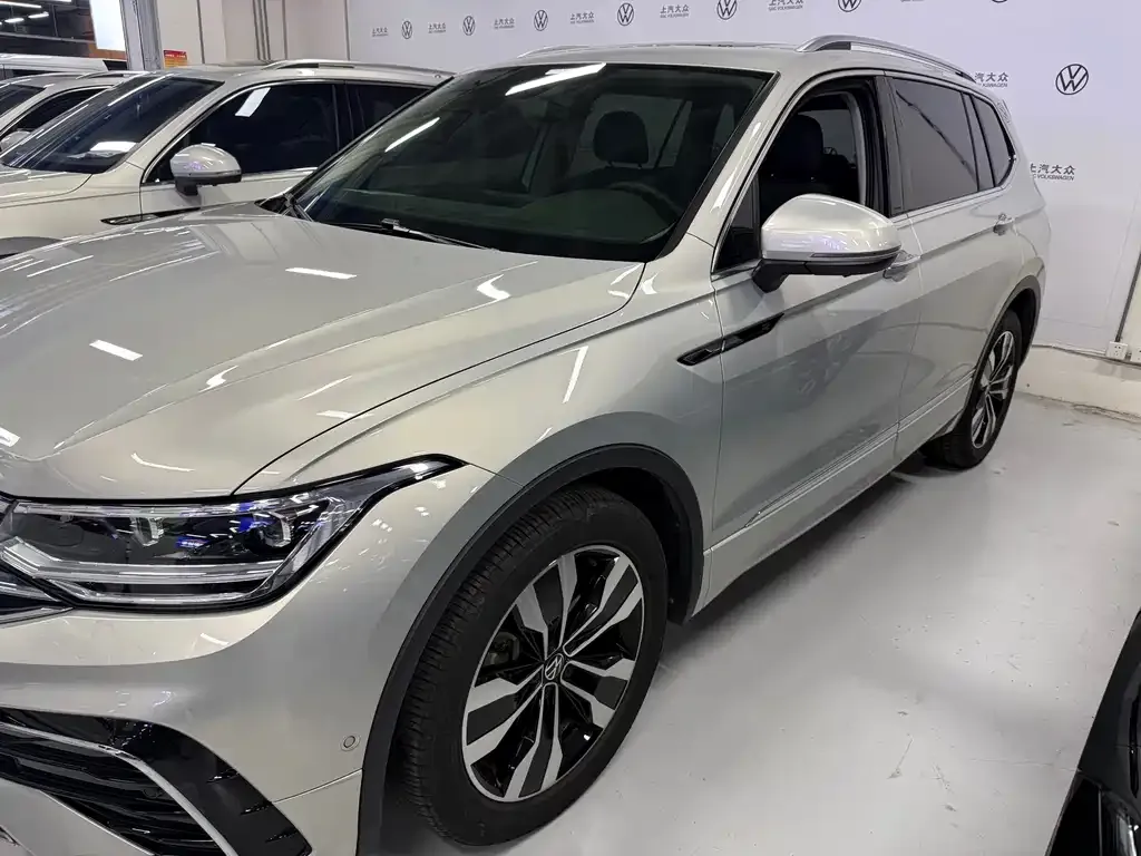 Volkswagen Tiguan L — фото 1