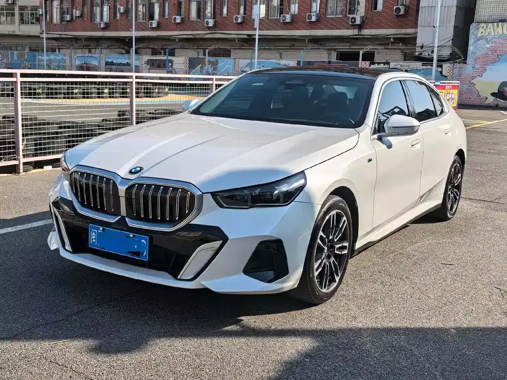 BMW 5 Series — фото 1