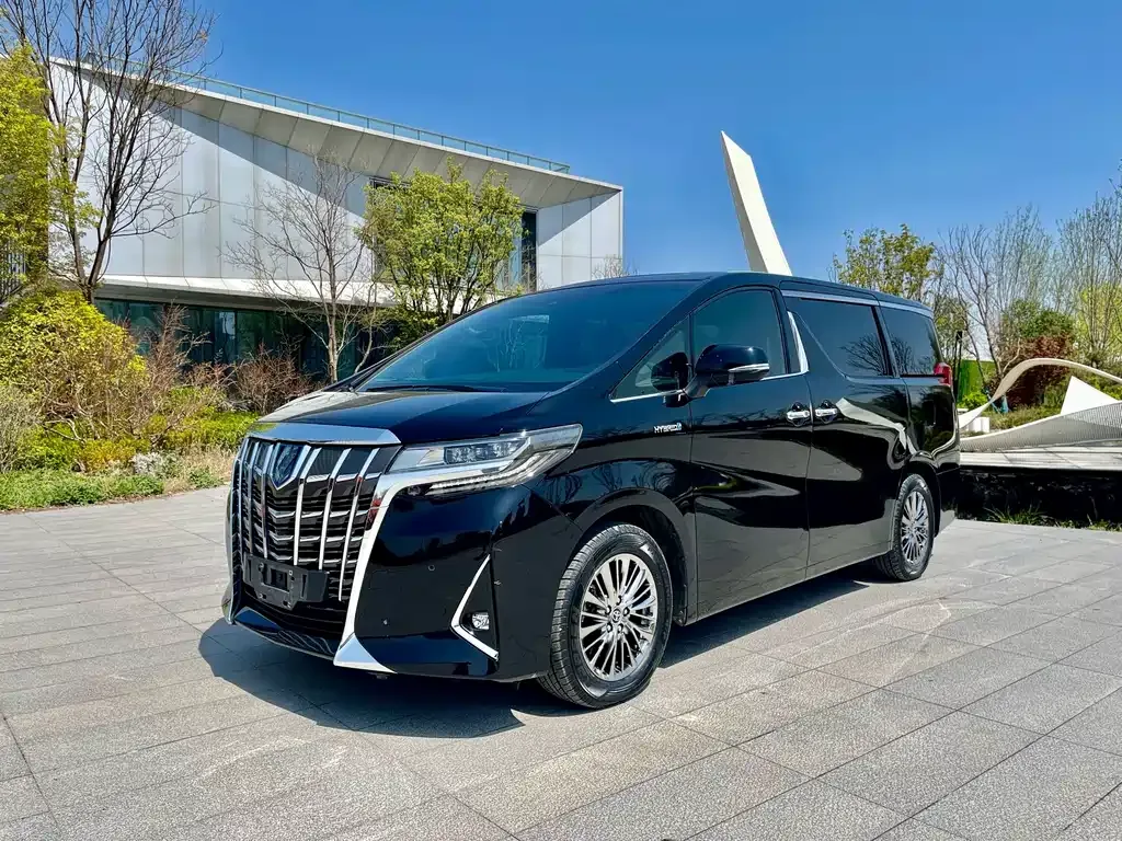 Toyota Alphard — фото 1