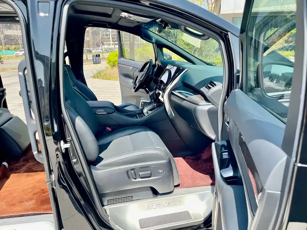 Toyota Alphard — фото 8
