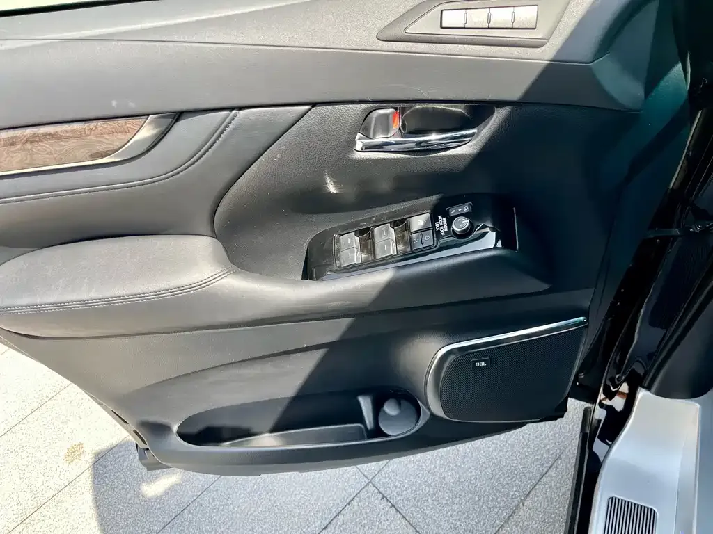 Toyota Alphard — фото 4