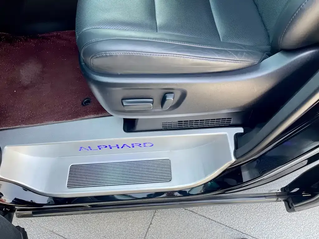 Toyota Alphard — фото 2