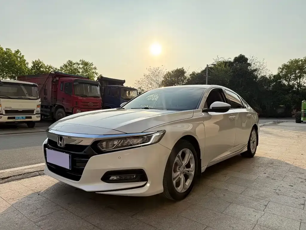 Honda Accord — фото 1