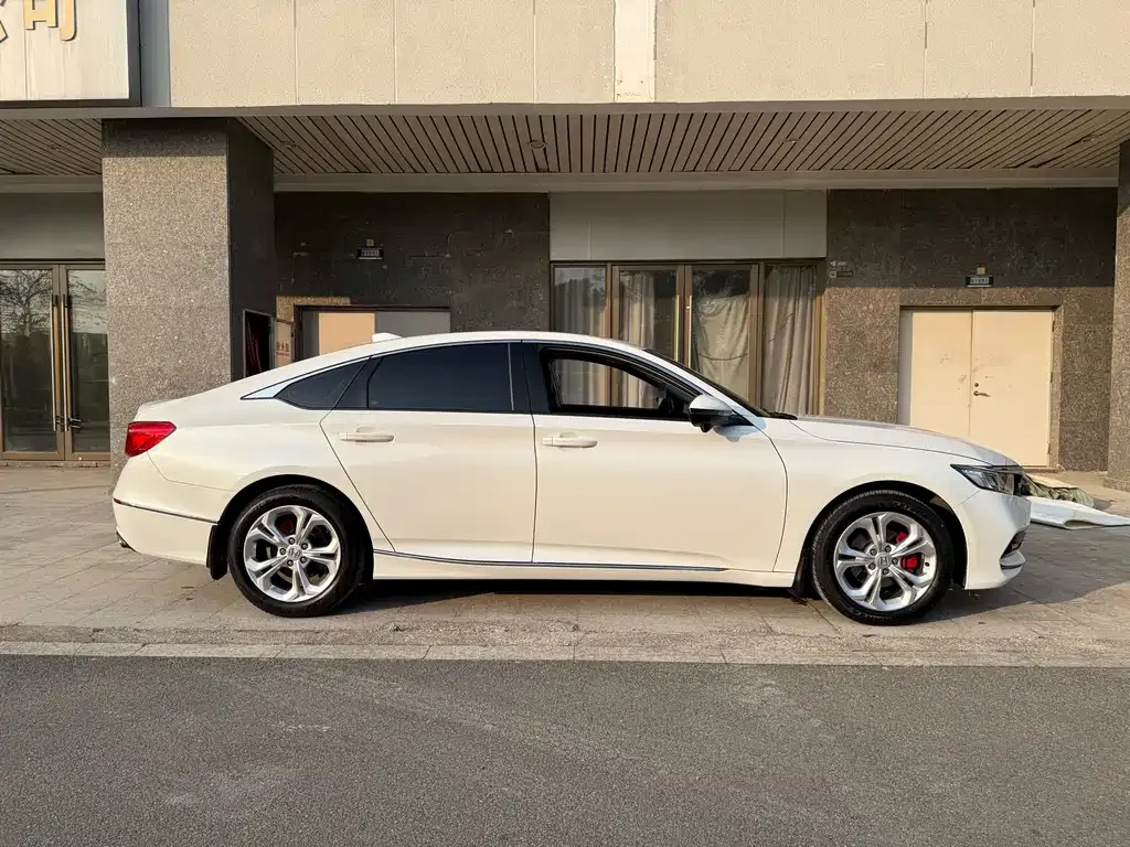 Honda Accord — фото 10