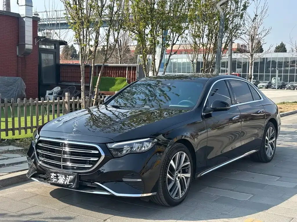 Mercedes-Benz E-Class — фото 1