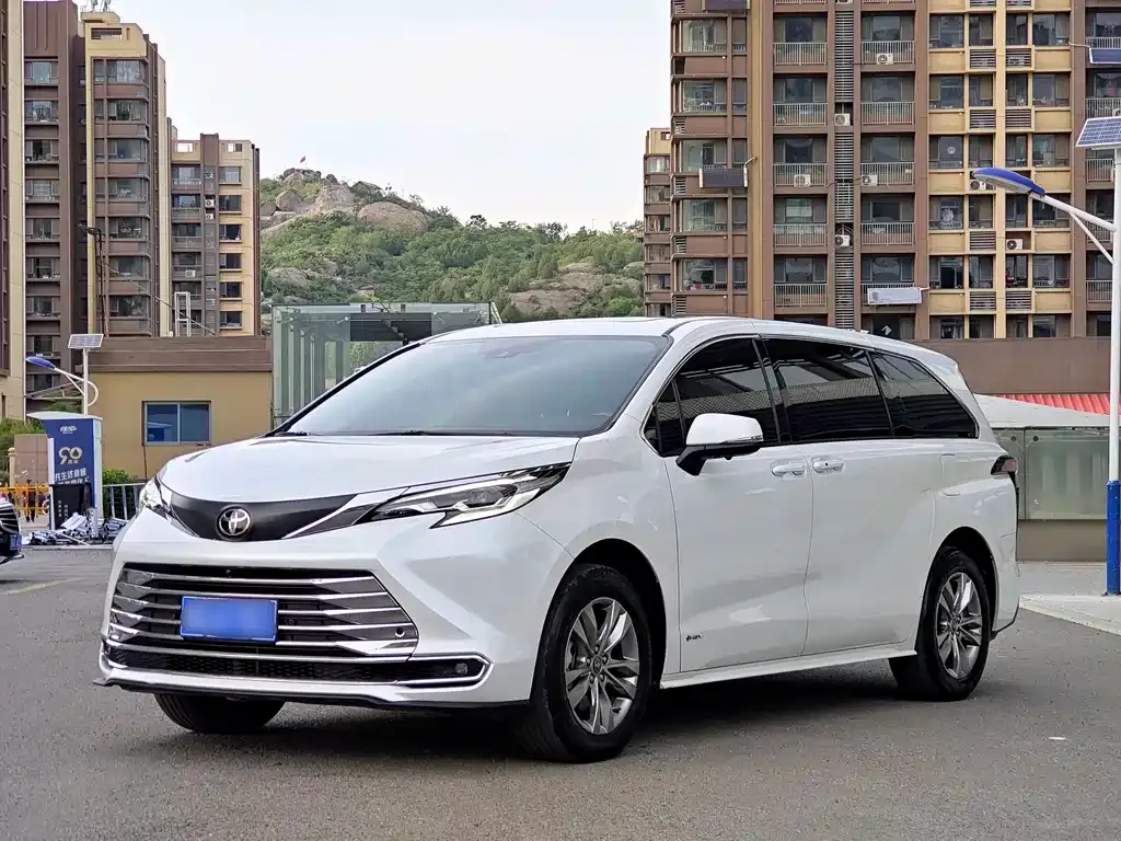 Toyota Sienna — фото 1