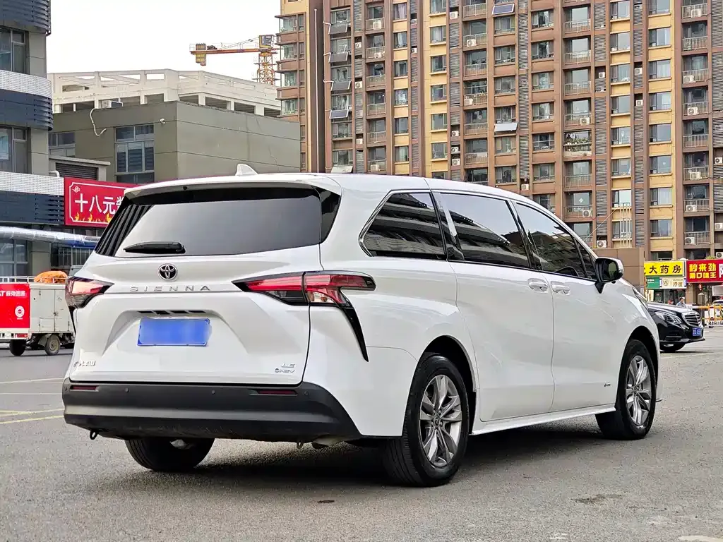 Toyota Sienna — фото 9
