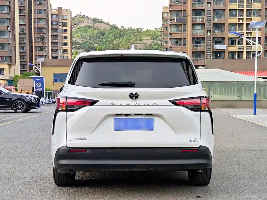Toyota Sienna — фото 7