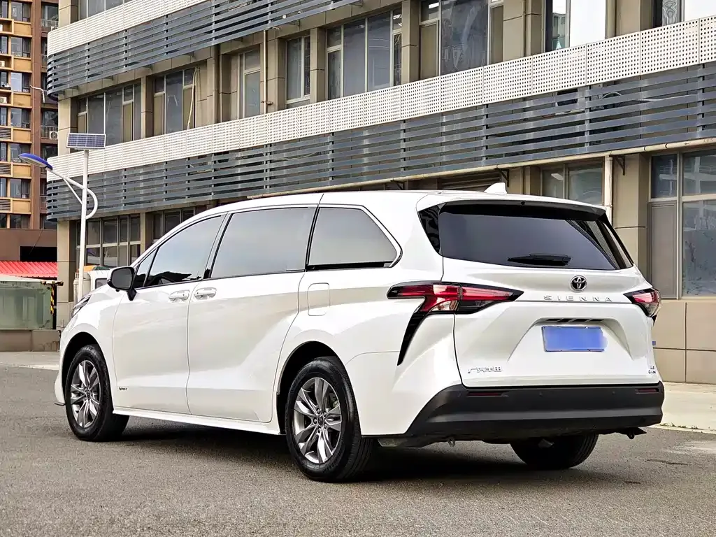 Toyota Sienna — фото 8