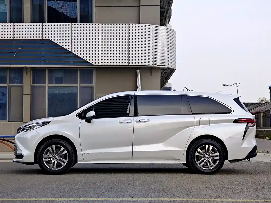 Toyota Sienna — фото 5